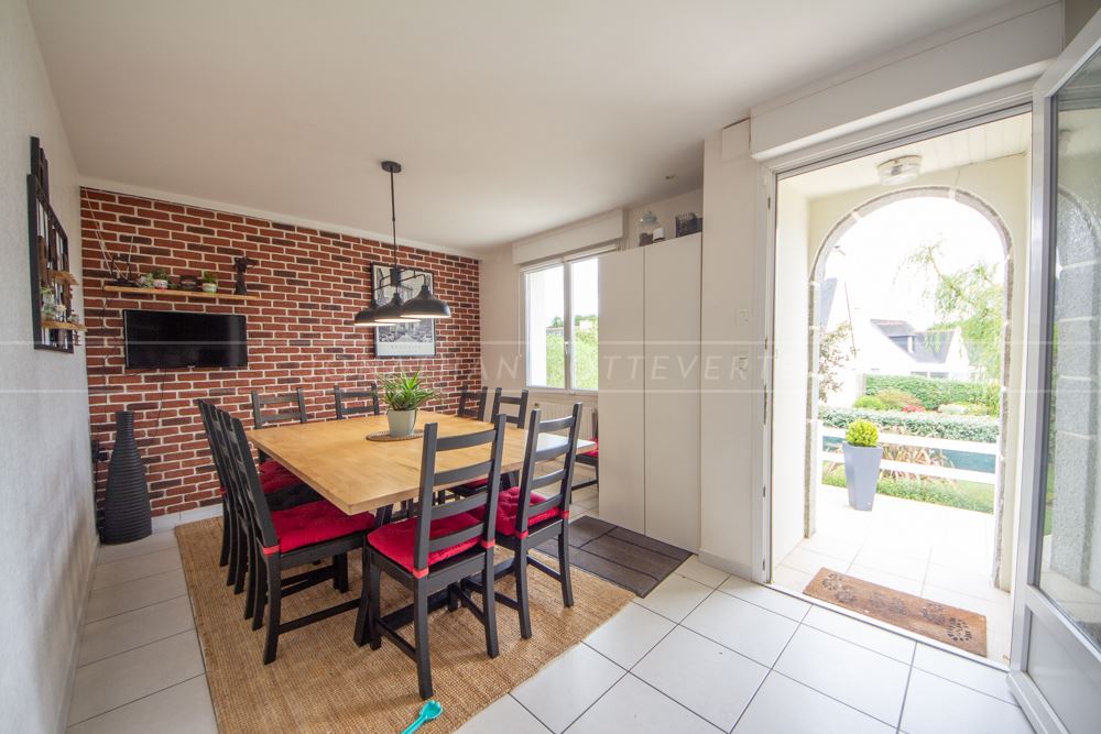 MAISON - MAISON NEOBRETONNE - 4 CHAMBRES -EXCELLENT DPE - VIE DE PLAIN PIED - CALME - JARDIN CLOS ET ARBORE - CARPORT. photo 4